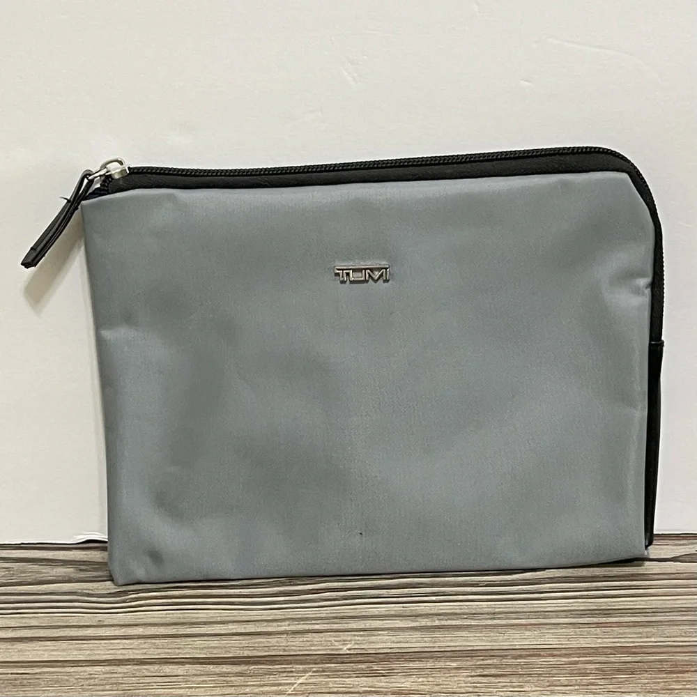 TUMI for DELTA Cosmetic Bag Travel Vacation Toiletry Grey Nylon Zip Close Lined